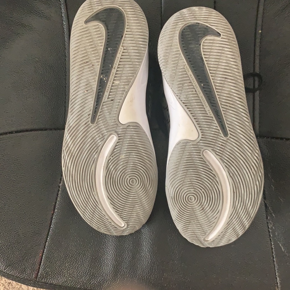 Boys Nike basketball shoes - Picture 4 of 4